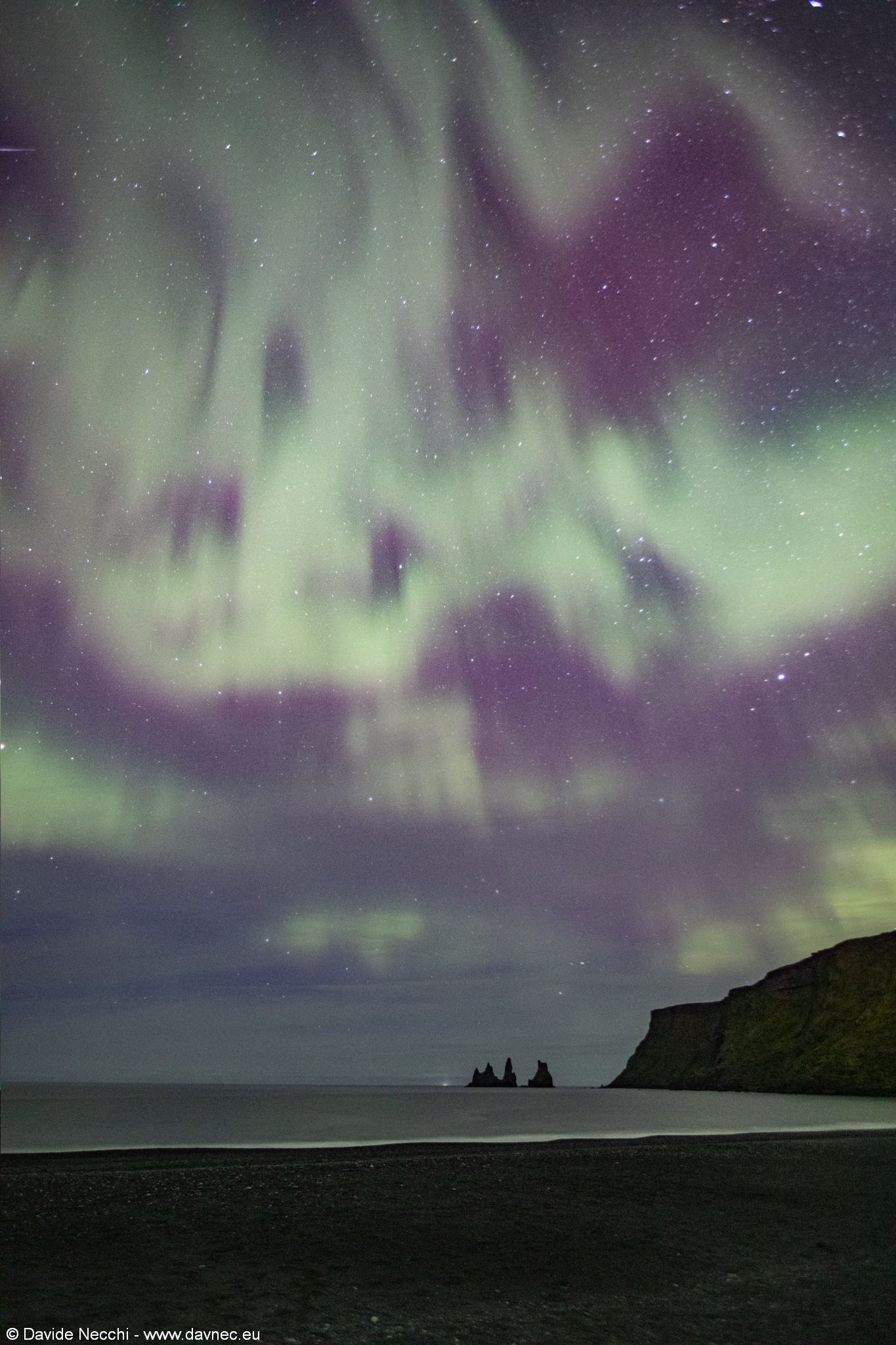 Quando l'aurora è particolarmente intensa, può apparire verso Sud, in questo caso dalla spiaggia di Vik si riesce ad osservare l'aurora sopra i faraglioni di Rrynisdragar posti a meridione.