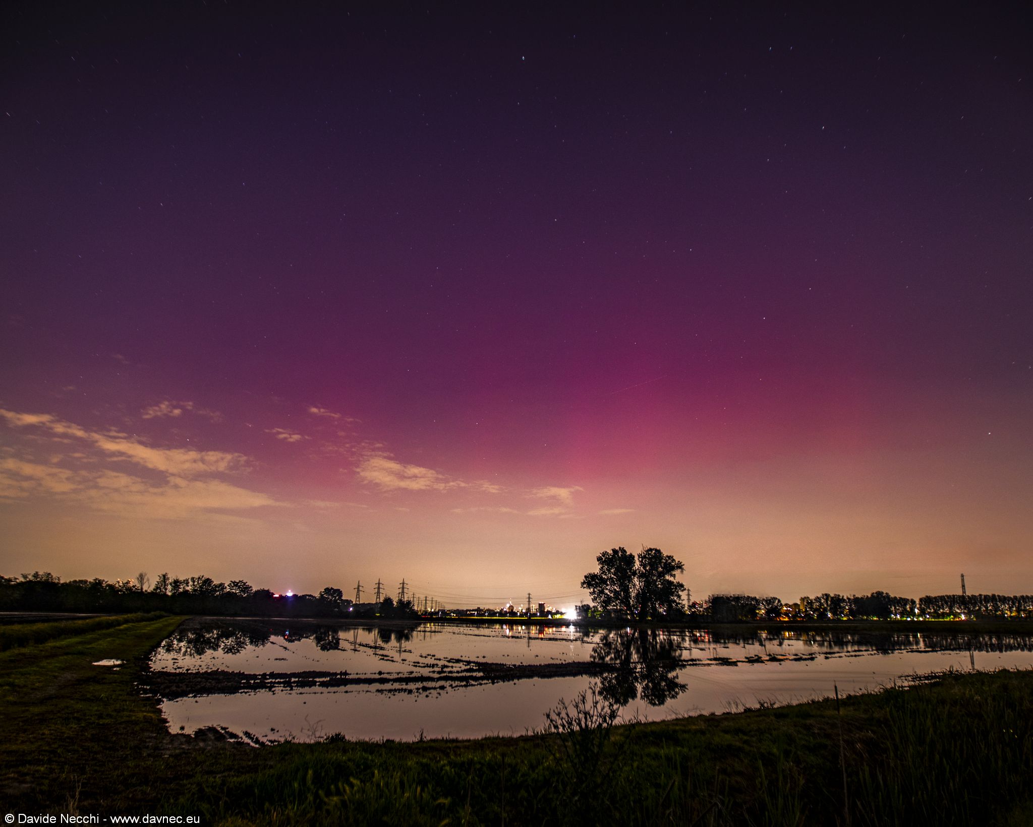 Aurora boreale vista sopra Milano, malgrado la foschia della pianura è ben visibile il rosso del cielo.