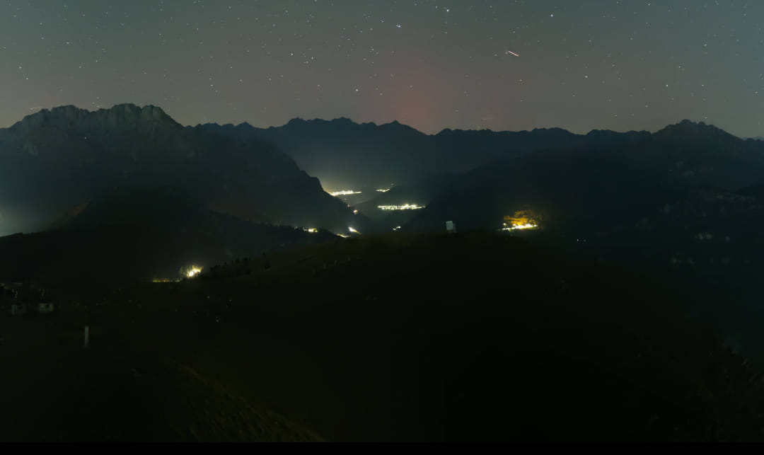 Lieve aurora boreale vista dalla webcam del Monte Pora malgrado l'intensità dell'aurora fosse a livelli assolutamente non esagerati. 4 novembre 2024