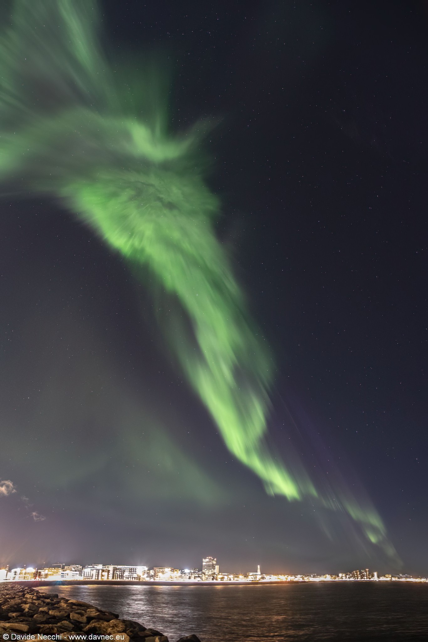 Lungo il mare si riesce ad allontanarsi abbastanza dalle luci principali, qua a Reykjavik le luci abbastanza distanti non disturbano l'inquadratura.