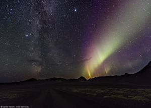 Aurora boreale e via lattea nell'Highland islandese