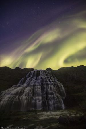 Aurora sopra la cascata di Dynjandi
