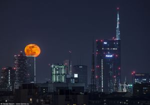 Luna piena sui grattacieli