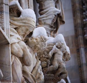 Statue del Duomo innevate