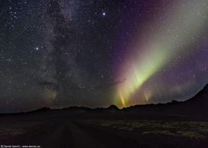 Il buio del Langisjor, con la Via Lattea e l'aurora